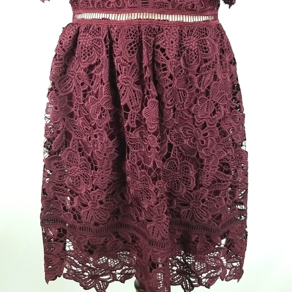 Romeo & Juliet Couture off the Shoulder Lace Dress NWT - Picture 4 of 15